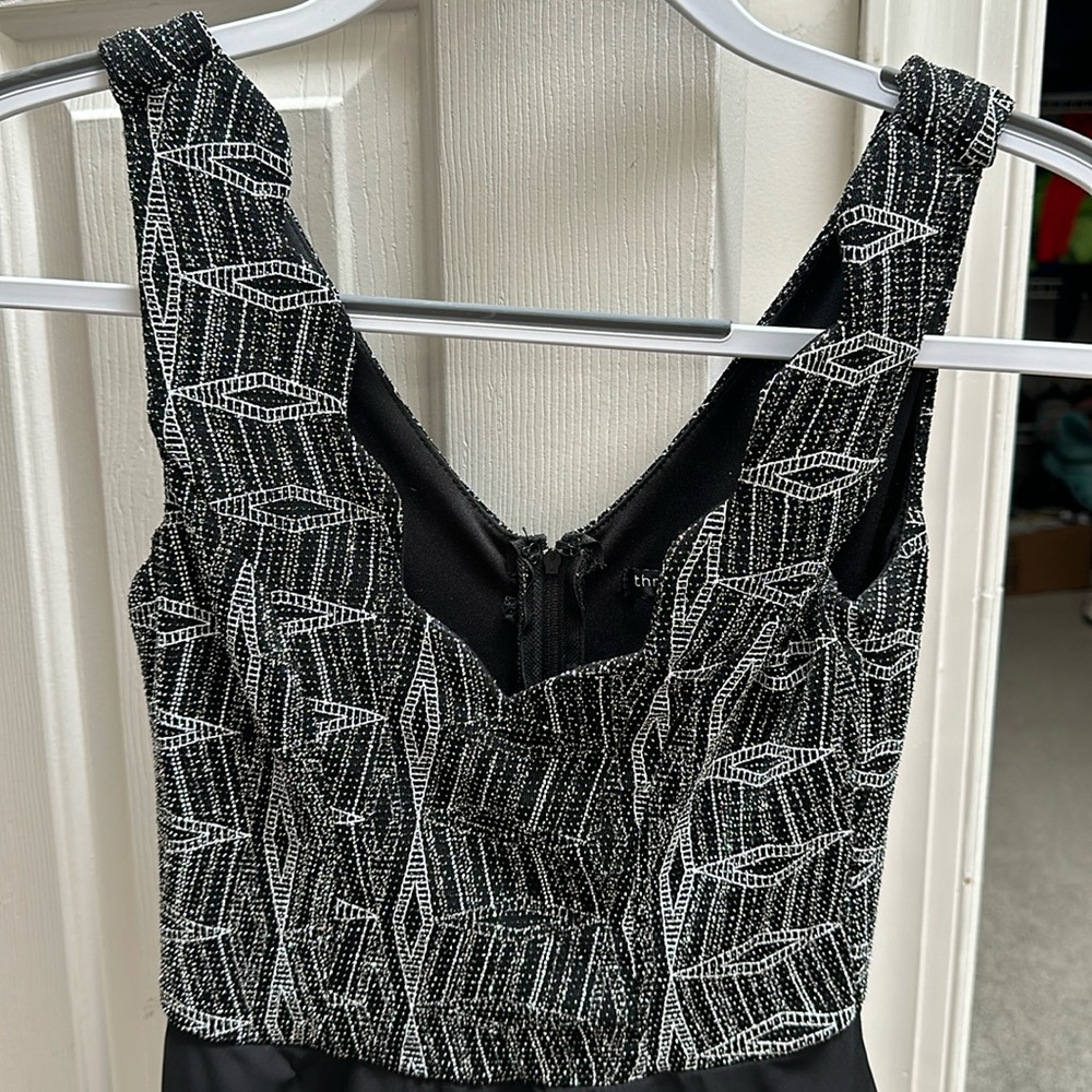 Stunning party dress - beautiful fit with scallop top